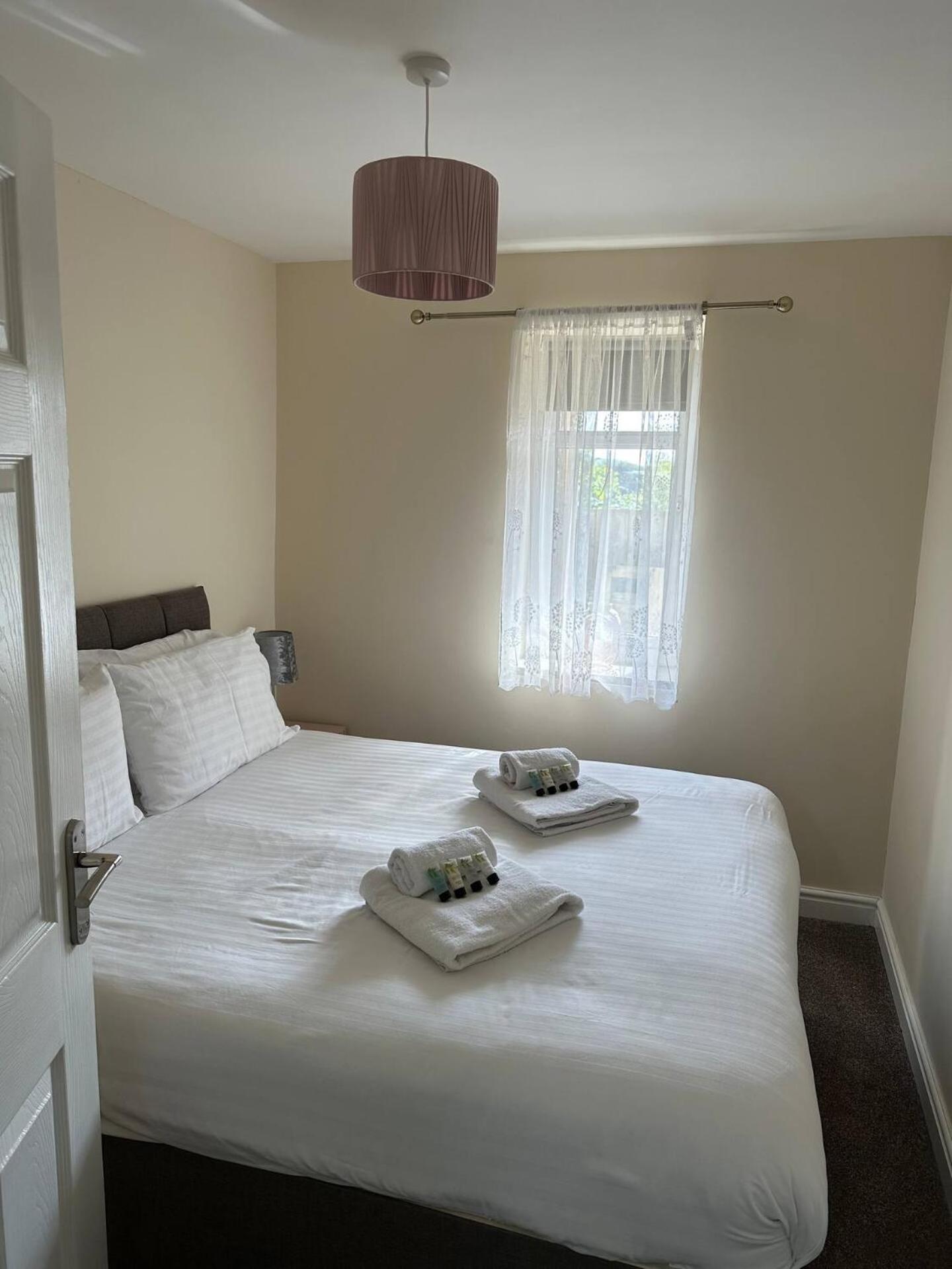 Apartment Yellow Sunflowers Flat In Stroud *